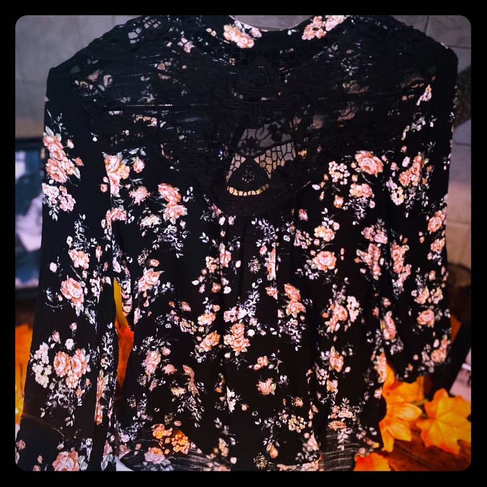 Flower Blouse w Lace Neckline